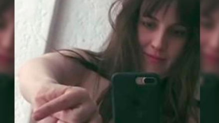 bella oktavia recommends one finger selfie challenge photos pic