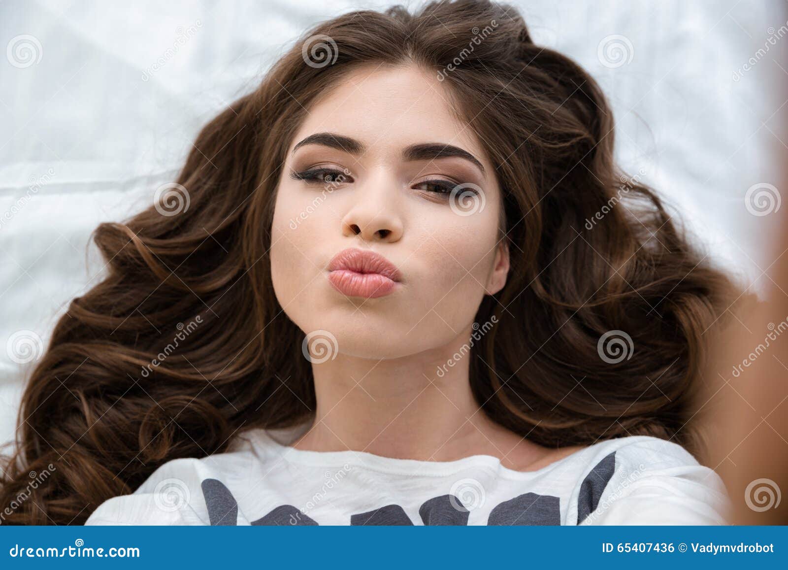 girl making duck face