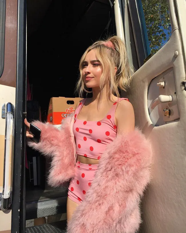 cecilia puga recommends sabrina carpenter cameltoe pic