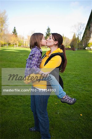 mom and daughter making out