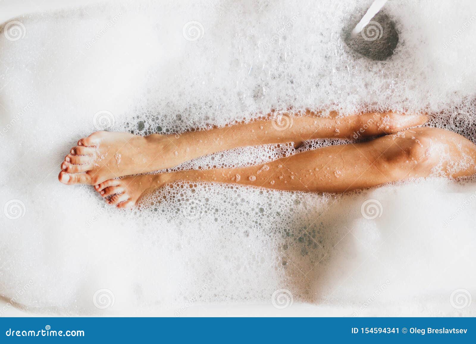 burke smith share legs in bubble bath photos