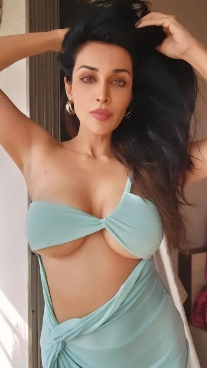 alan ricci recommends flora saini nude pic