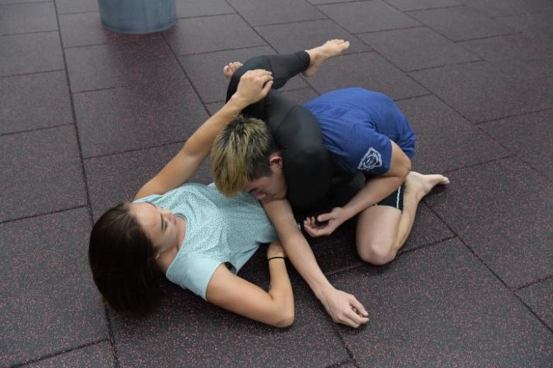 ashley caston recommends Woman Triangle Chokes Man