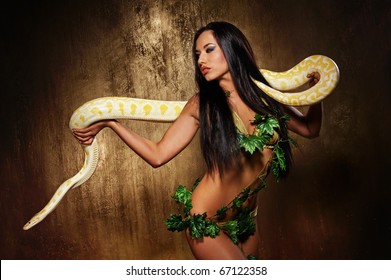 bernadette diep recommends Sexy Girl With Snake