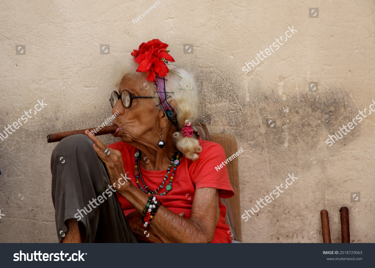 carola add photo old lady with cigar