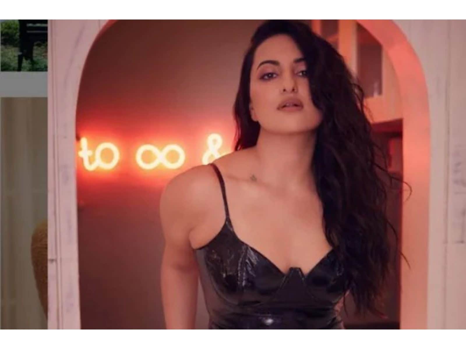 andrew richey recommends sonakshi sinha hottest pic pic