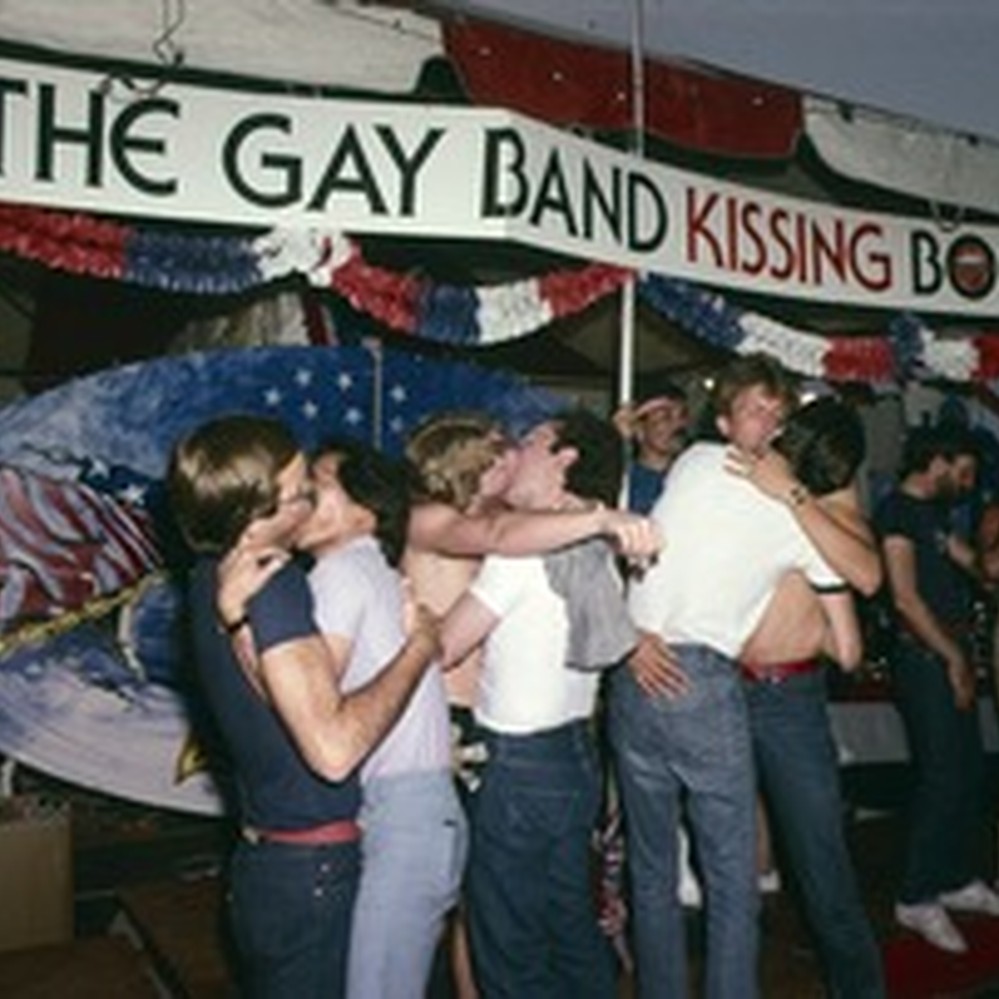 barbara hollins share lesbian kissing booth photos