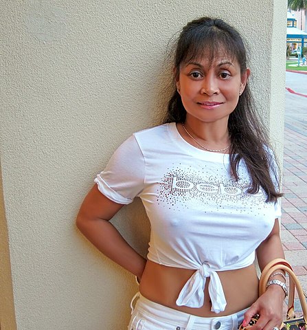 anusha ganta share braless t shirt pics photos