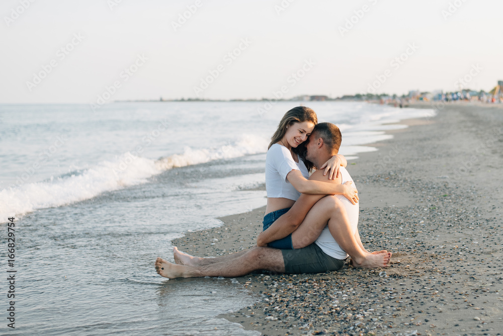 Girl Sitting On Guy Lap se ok