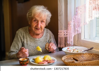 older women eating come