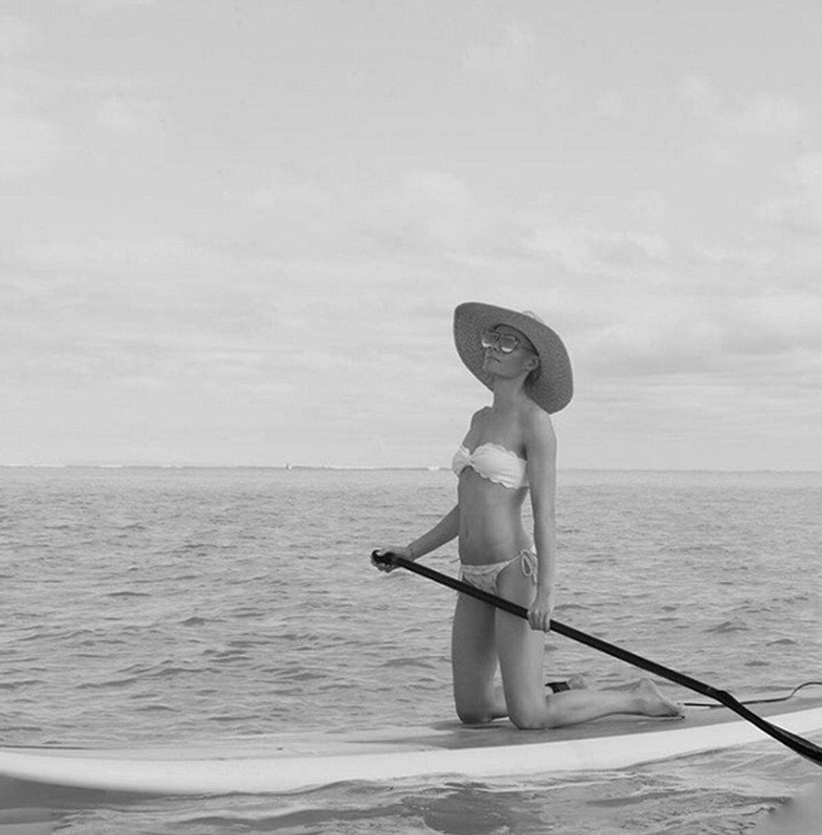 amy schumer stand up paddle board