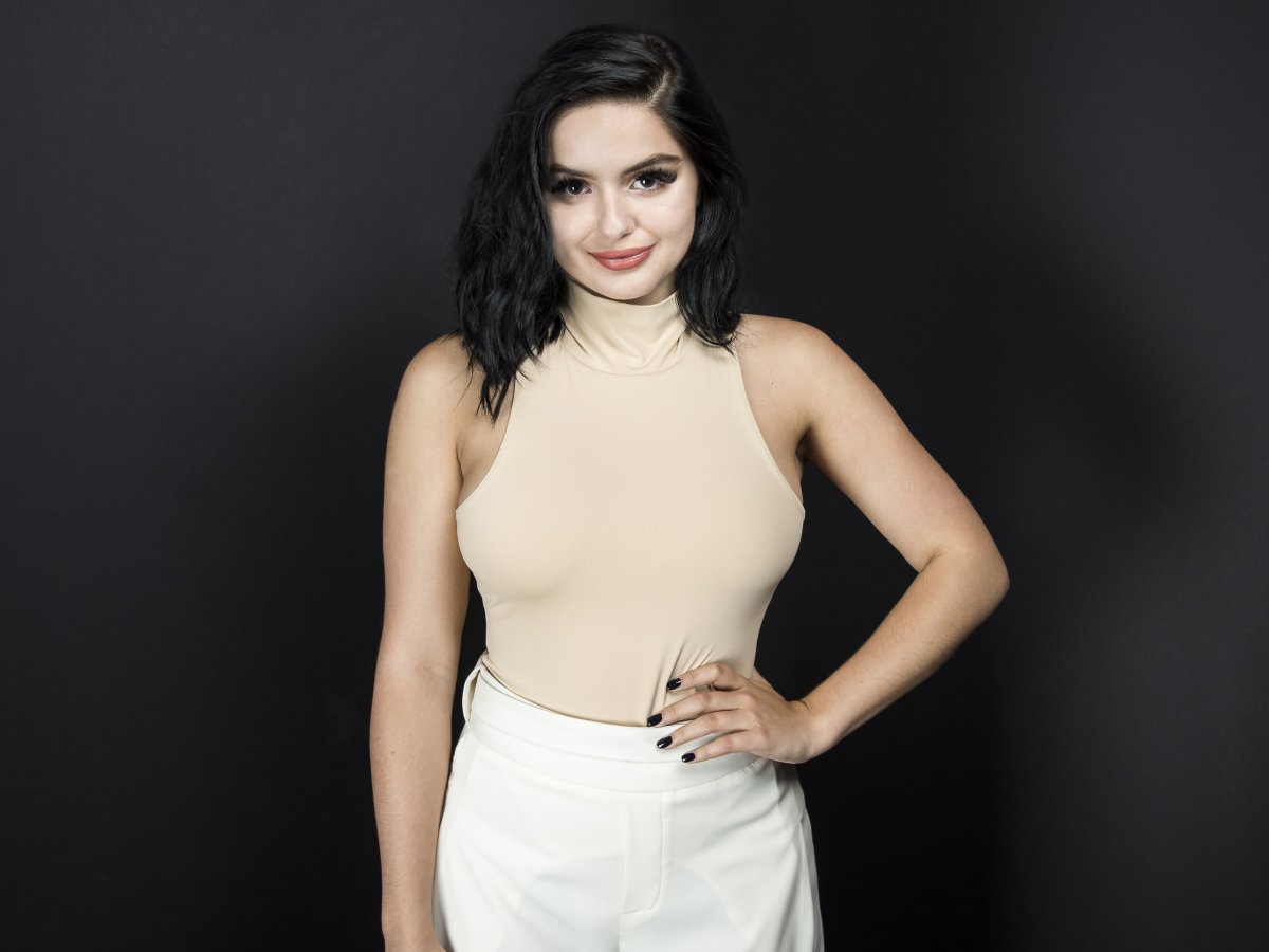 akira green recommends Ariel Winter Topples