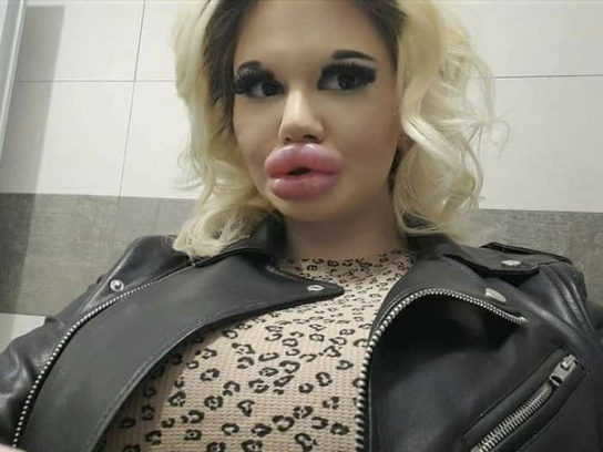 Big Lips And Tits mom naked