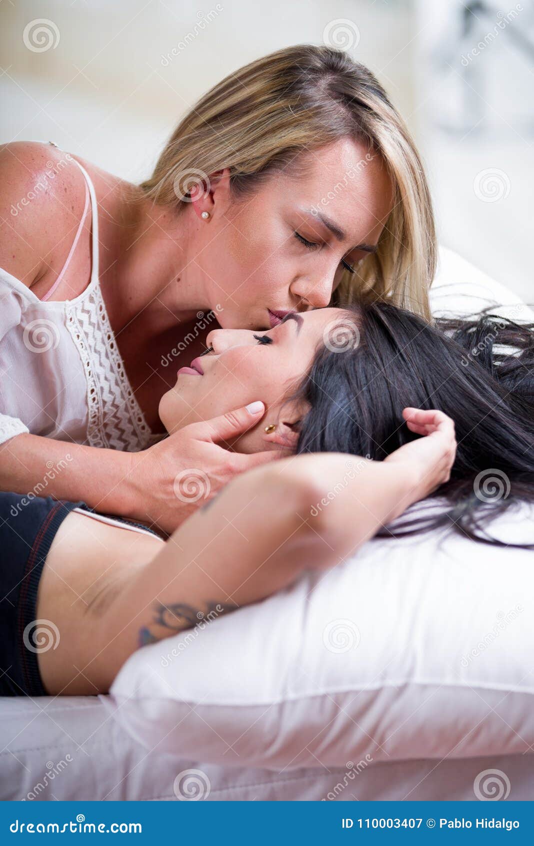 caro kim recommends hot lesbians making out in bed pic
