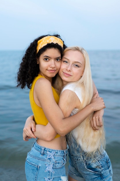 Ebony Milf And Teen Lesbian waitress nude