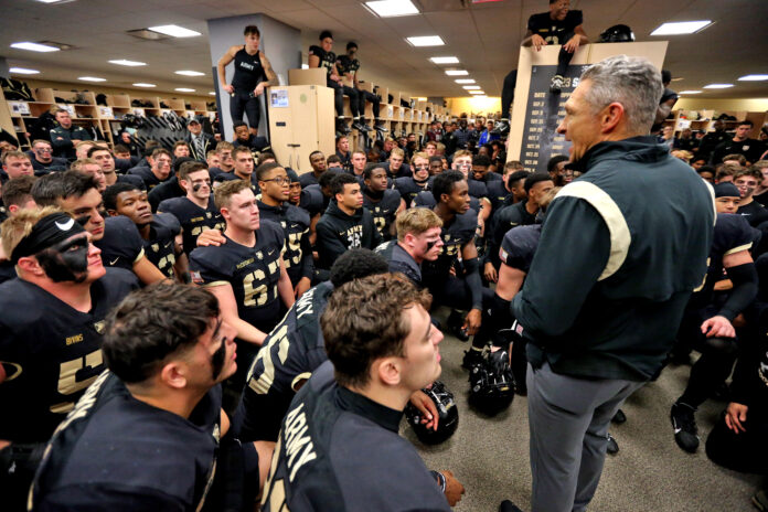 Memphis Monroe Locker Room fondo oscuro