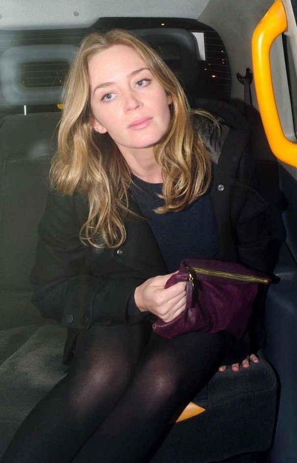 Emily Blunt Upskirt messangers rooms