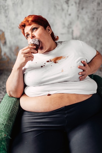 ahmed bastawy recommends fat girls eating cake pic