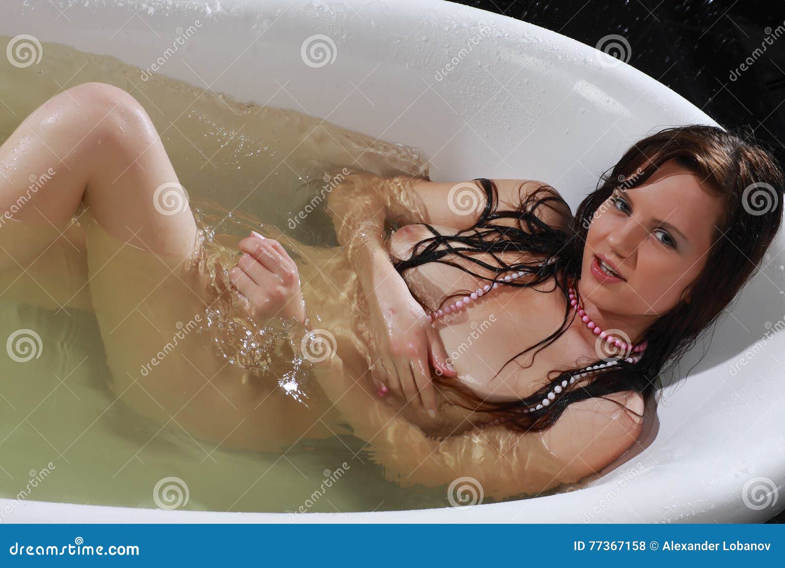 girl in bath nude