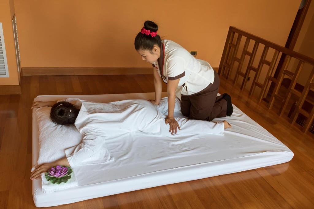 dianne pickett recommends Japanese Wife Home Massage