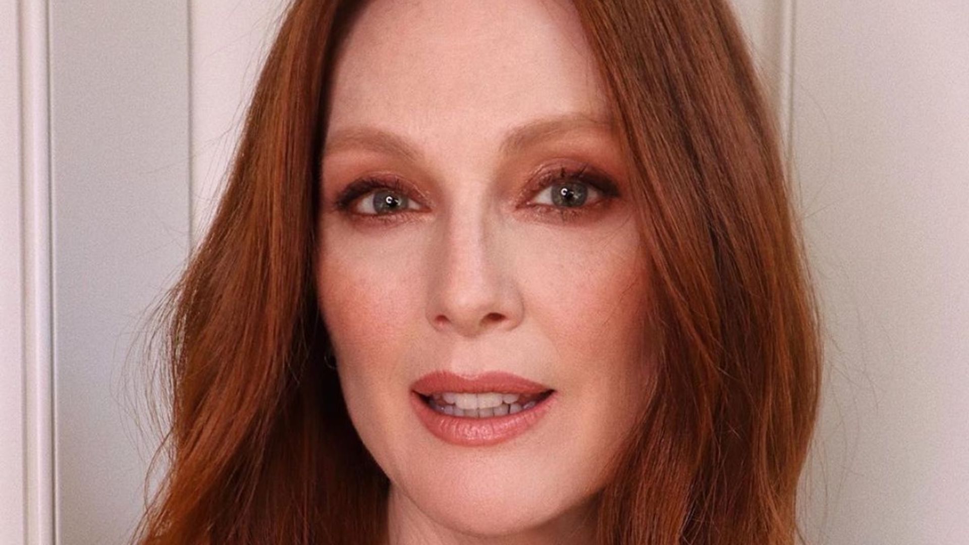 Julianne Moore Hot Pics in pantyhose