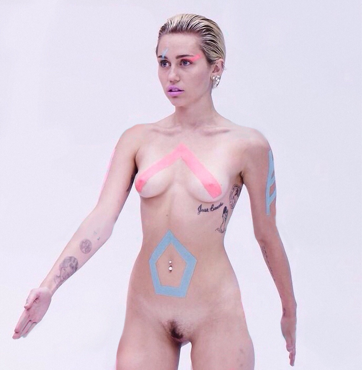 ashton adkins share miley cyrus facetime nudes photos