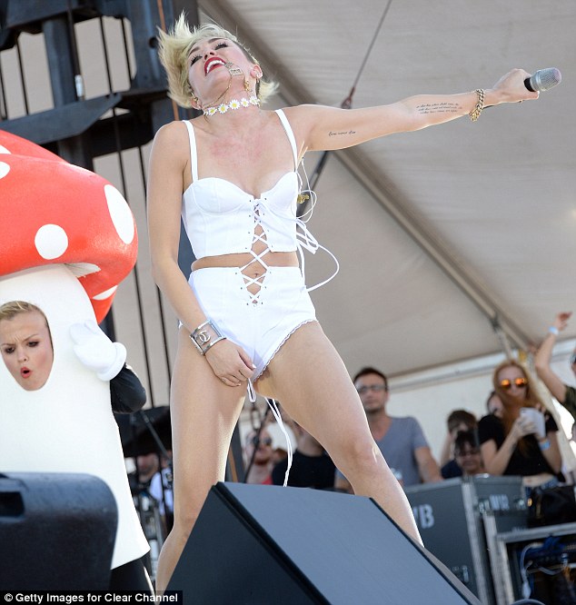 Miley Cyrus Peeing In Public carpio nude
