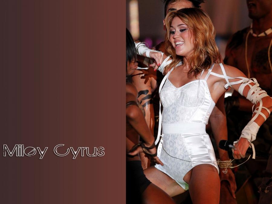 andrea linhares recommends miley cyrus vagina slip pic