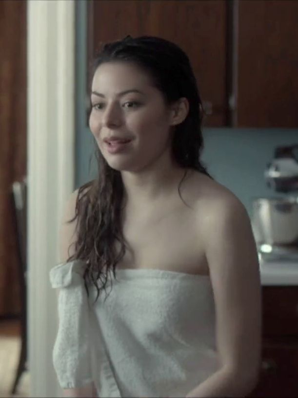 Miranda Cosgrove Topless lesbianas masturbandose