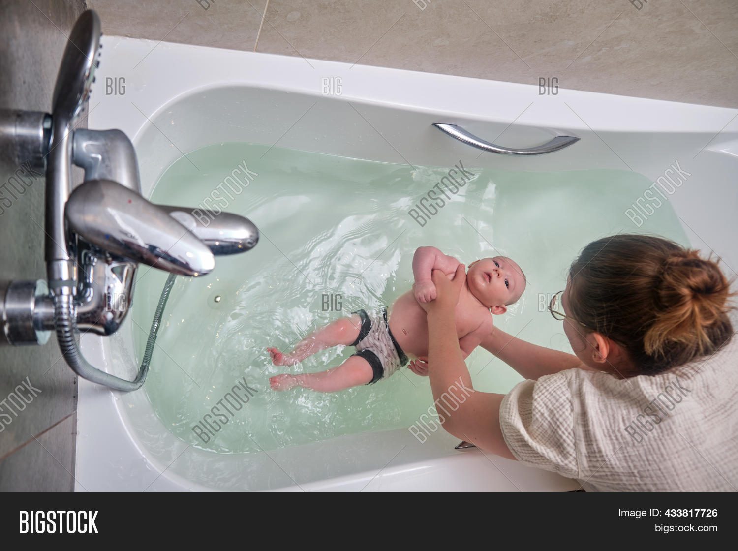 david maez recommends mom helps son bath pic