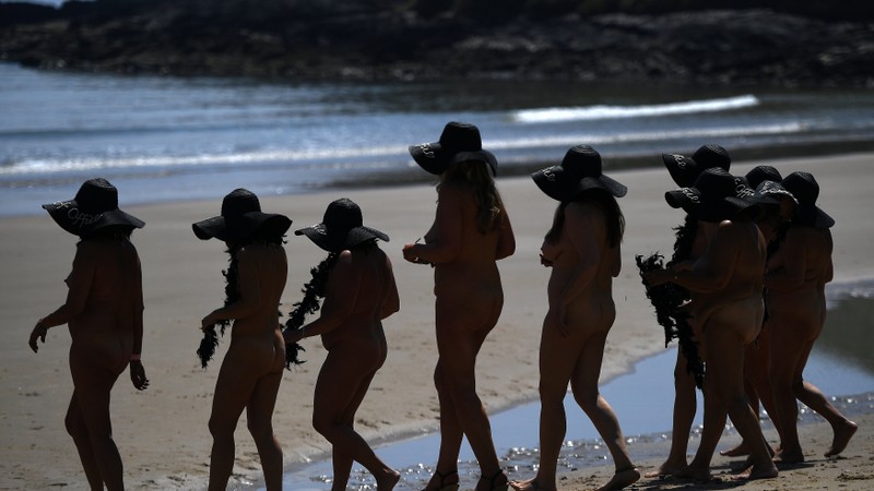 dell howell share nude beach south africa photos