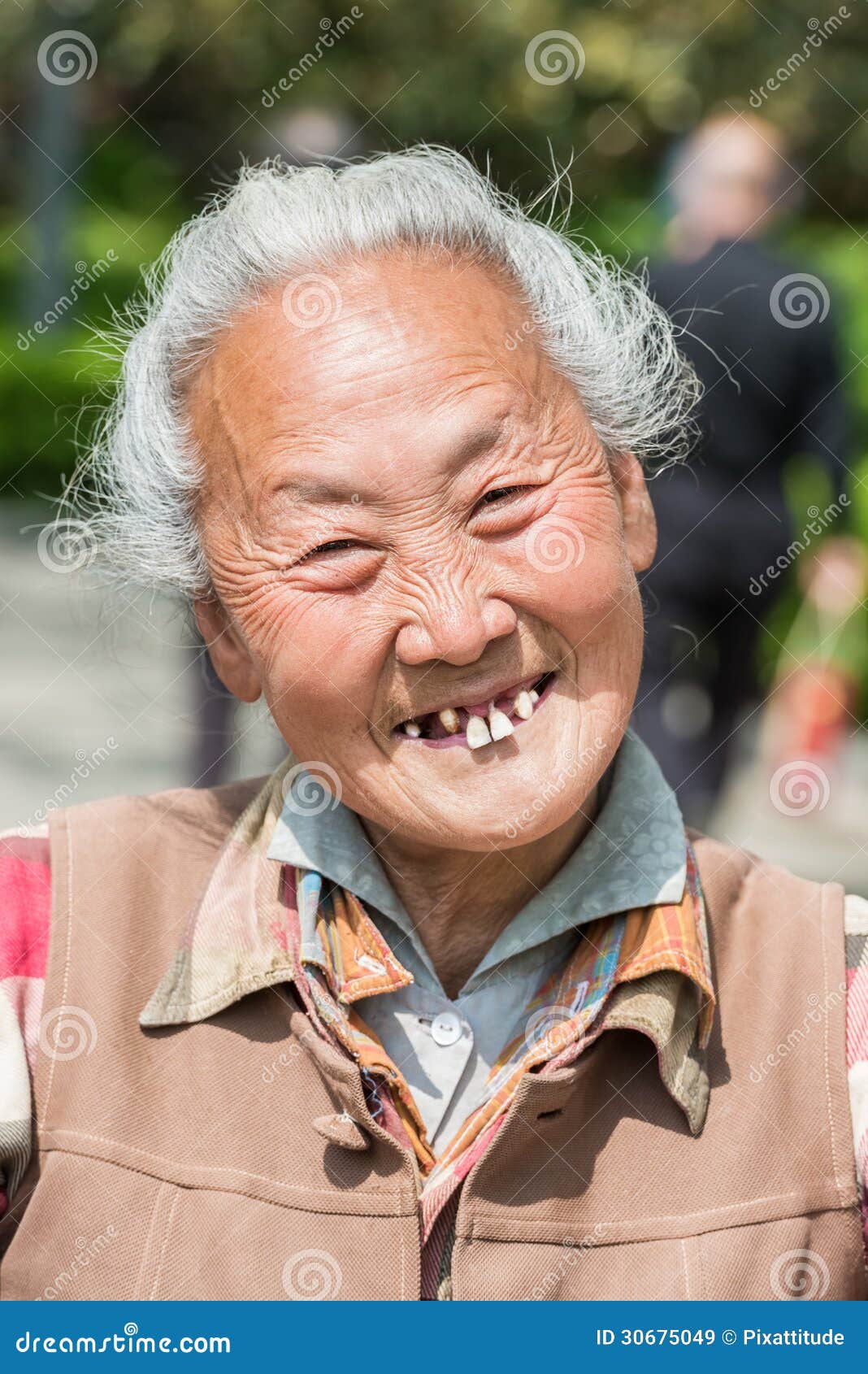 old lady with no teeth