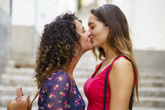 pictures of lesbians making out