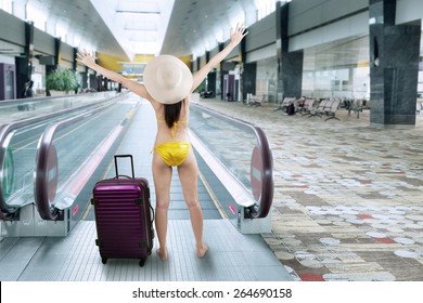 alison will recommends sexy women at the airport pic
