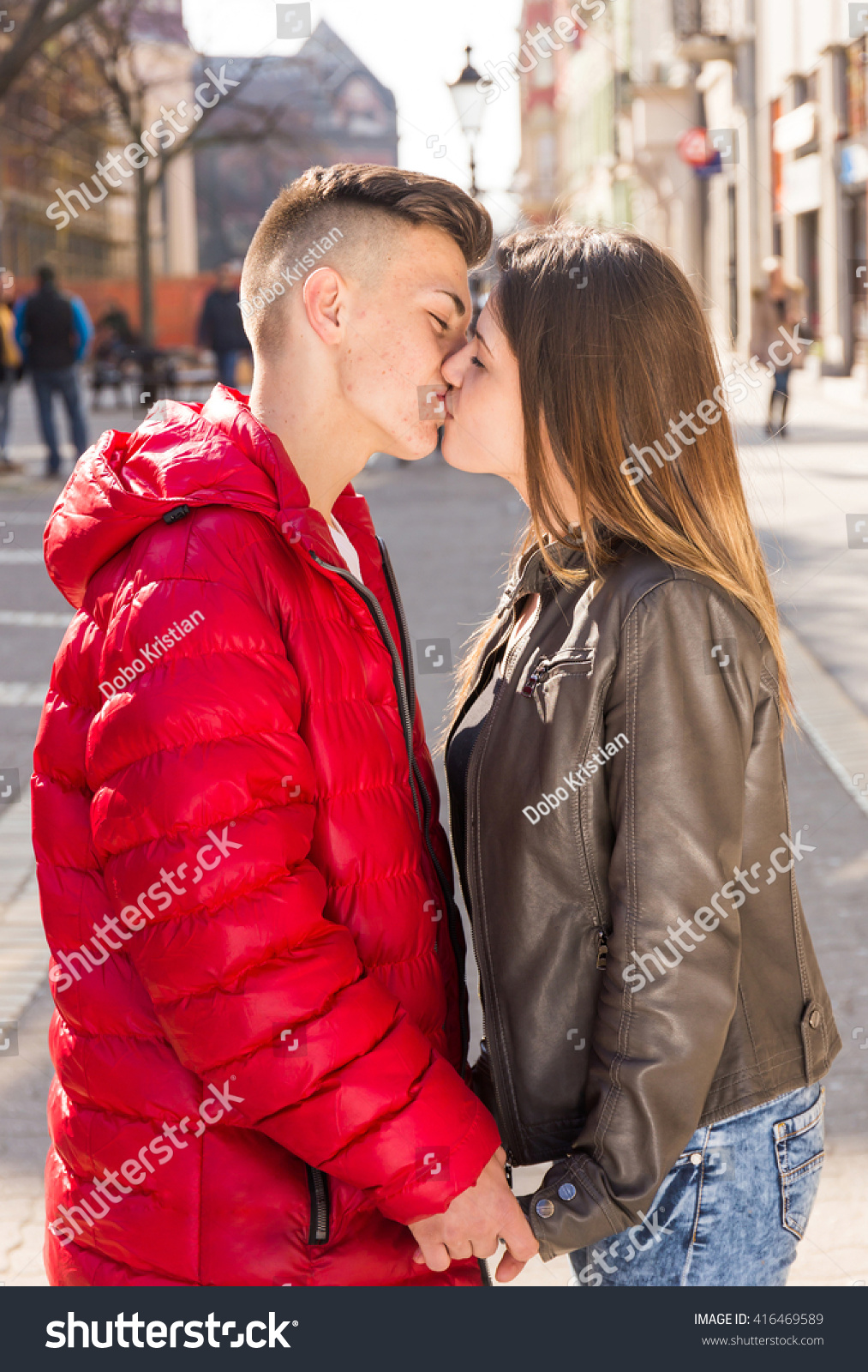 aoun mohammad add teen couples kissing photo
